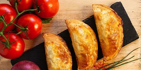 Empanadas sobre tabla